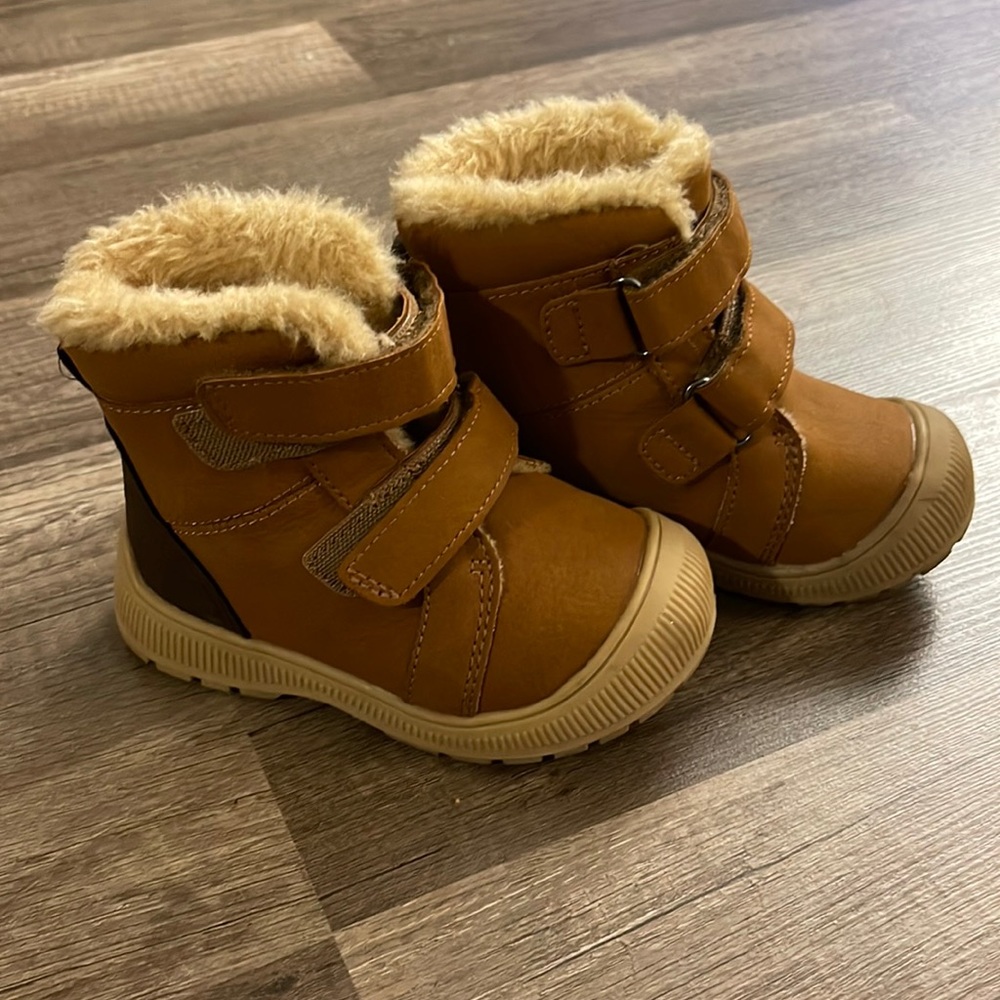 Cat & Jack, toddler boy. Brown boots. Size 6.